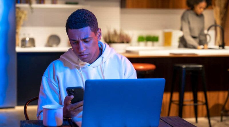 Mulher trabalhando com laptop sobre um gramado, simbolizando o visto de nômade digital para a Espanha.